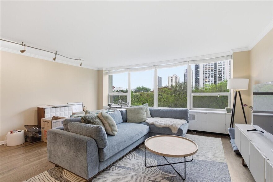 Building Photo - 1360 N Sandburg Terrace