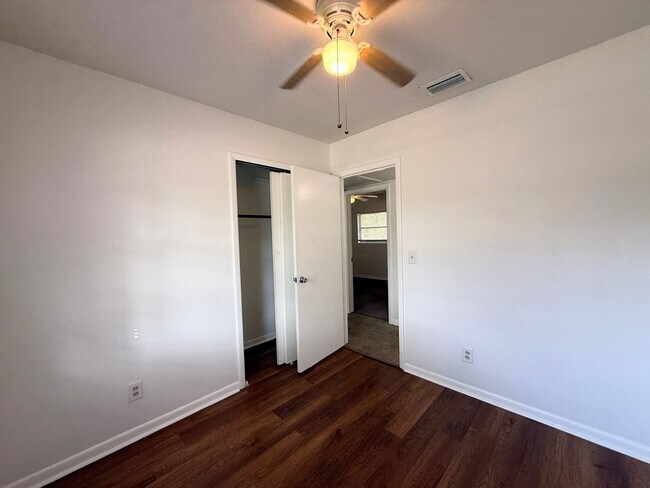 Building Photo - *Move-In Special!* - Sweet 3/1 Ranch Style Home in Arlington