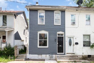 Building Photo - 3 Bedroom 2 Bathroom Home