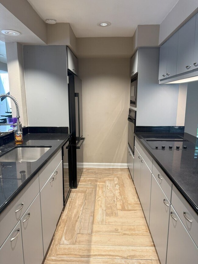 Building Photo - Beautifully updated 2 bedroom 2.5 bath tow...
