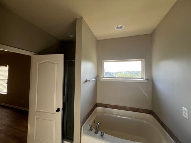 Building Photo - Fultondale/ Chapel Hill Sub-Division 4 BR / 2 Barhrooms / 2 car Garage