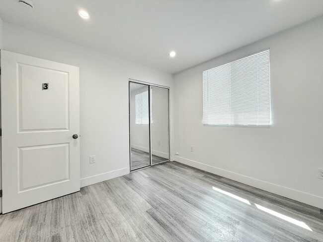 Building Photo - 827 E 74th St