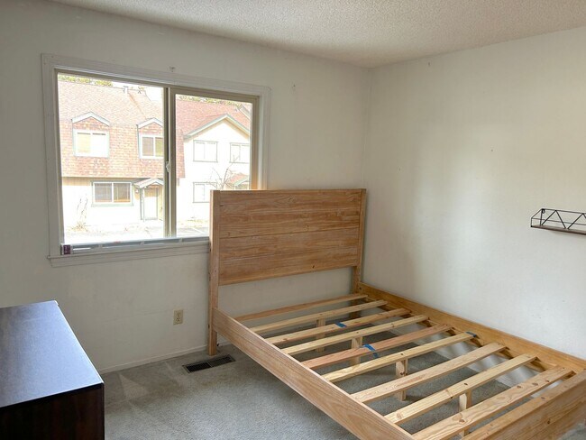 Building Photo - Long-term Lake Forest Glenn Condo