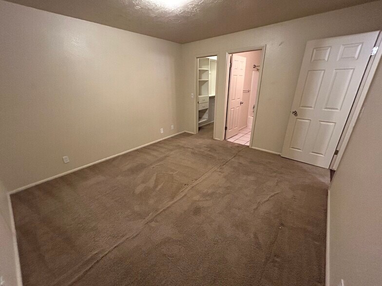 Master Bedroom with Walk in Closet - 1221 E Waterside Cv