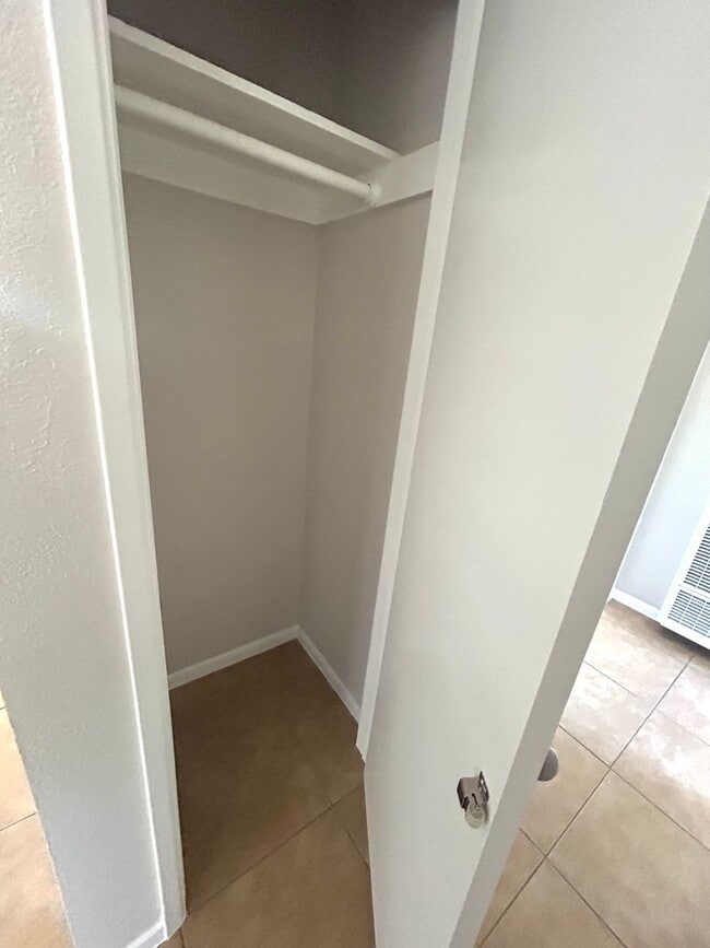 Building Photo - 3 Bedroom/ 2 Bathroom