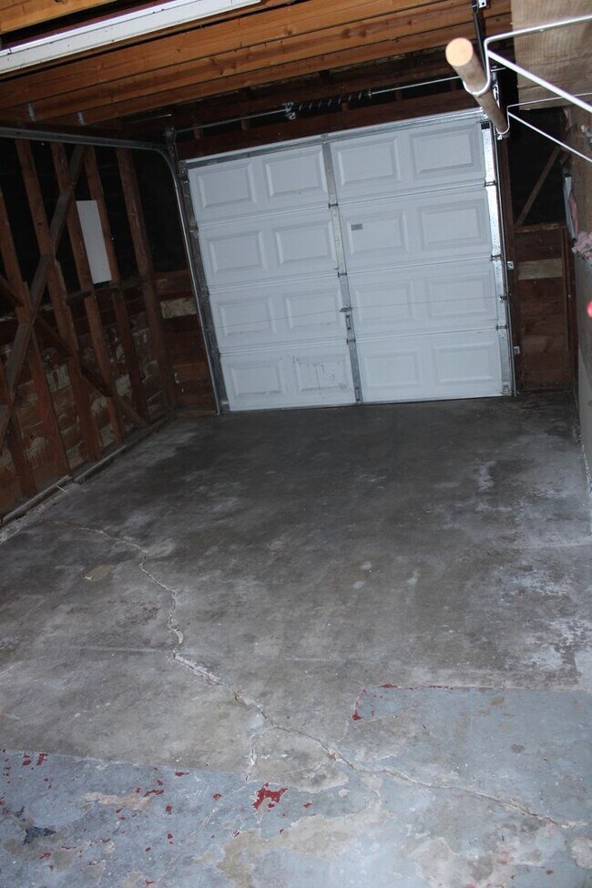 Building Photo - Ready for Move In! Three Bedroom, 1 1/2 Bathroom House with 2 Garages and Side Yard Access in Pit...