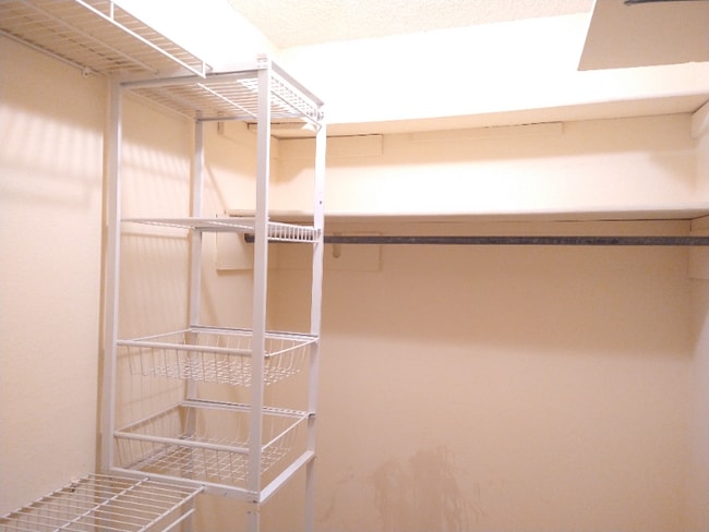 Building Photo - 1541 Maplewood Dr