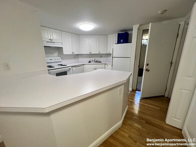 Building Photo - 1529 Beacon St