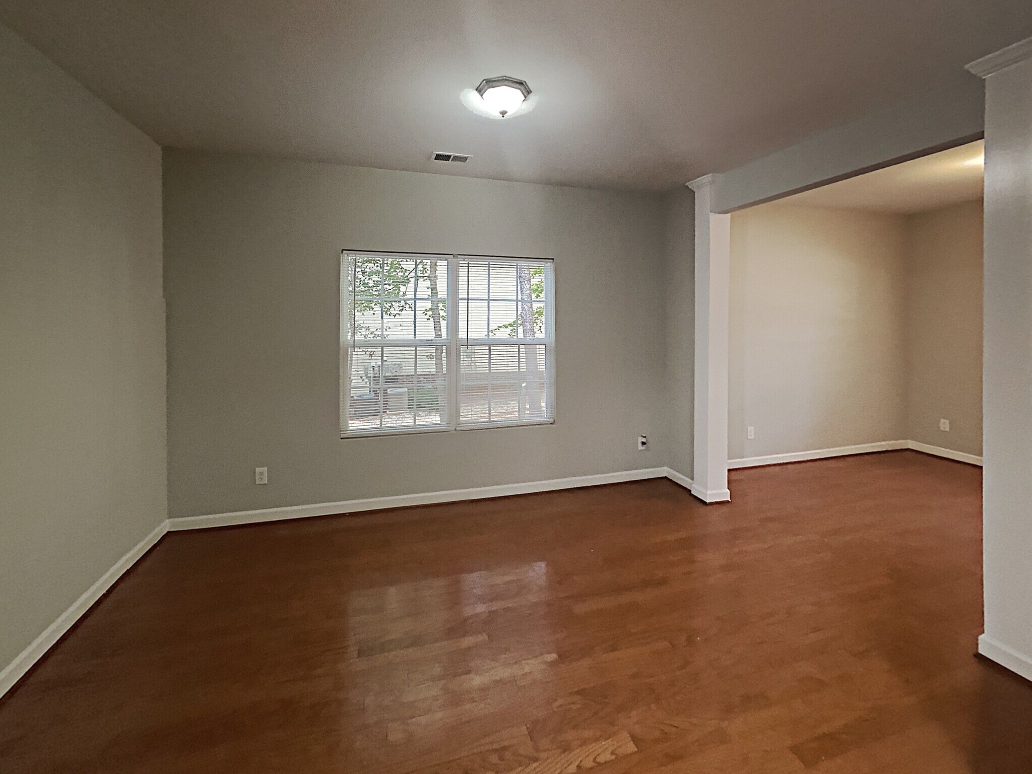 Building Photo - 202 River Hills Dr