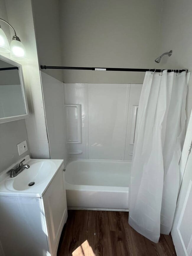 Building Photo - "Charming 4-Bed Duplex in St. Louis City 2nd Floor with Granite Countertops & Gleaming Hardwood F...