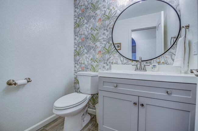 Building Photo - 4222 E Bonanza Rd