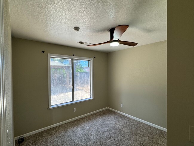 Building Photo - 3 bdrm 2 bath house on quiet cul -de-sac w...