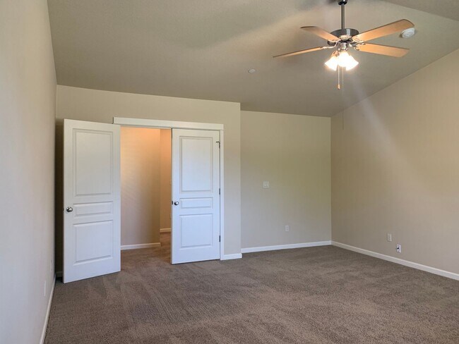 Building Photo - Beautiful Craftsman Style Home! 2 Car Garage! Gas Fireplace and Granite Counter Tops! Attached Ga...
