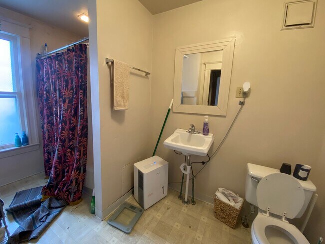 Building Photo - $1,700 | 4 Bedroom, 2 Bathroom | CAT Frien...