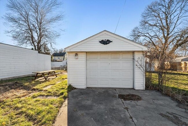 Building Photo - 4431 Caroline Ave