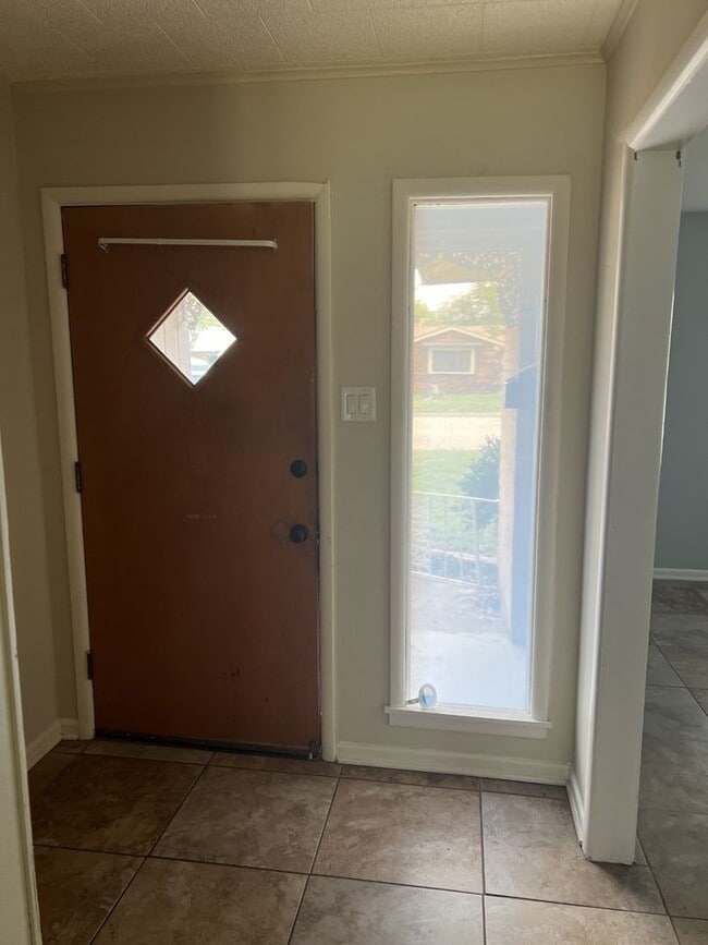 Building Photo - 3 bed, 2 living, 2 bath, 2 car garage
