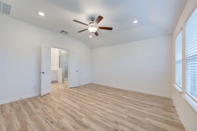 Building Photo - 3330 Meadknoll Ln