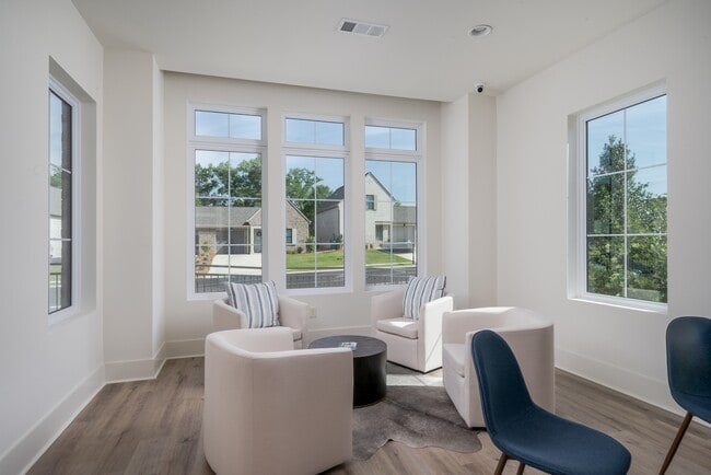 Building Photo - 815 Stonebrook Cir