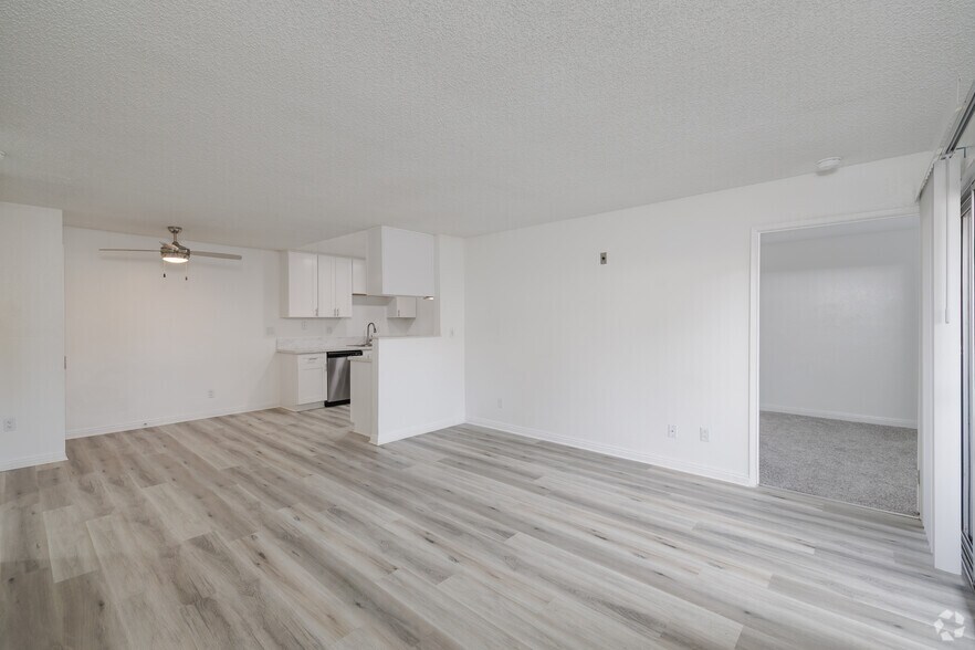 2BR, 2BA - 852SF - Living/ Dining Room - Ocean Breeze