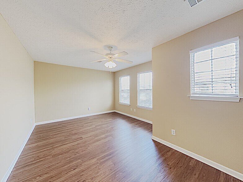 Building Photo - 158 Vintage Cir