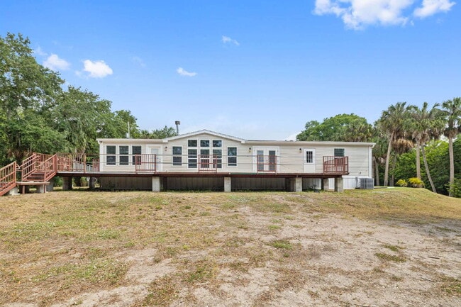 Building Photo - "Spacious 4-Bedroom Retreat with 3400 Sq Ft of Comfort in Gibsonton, FL!"