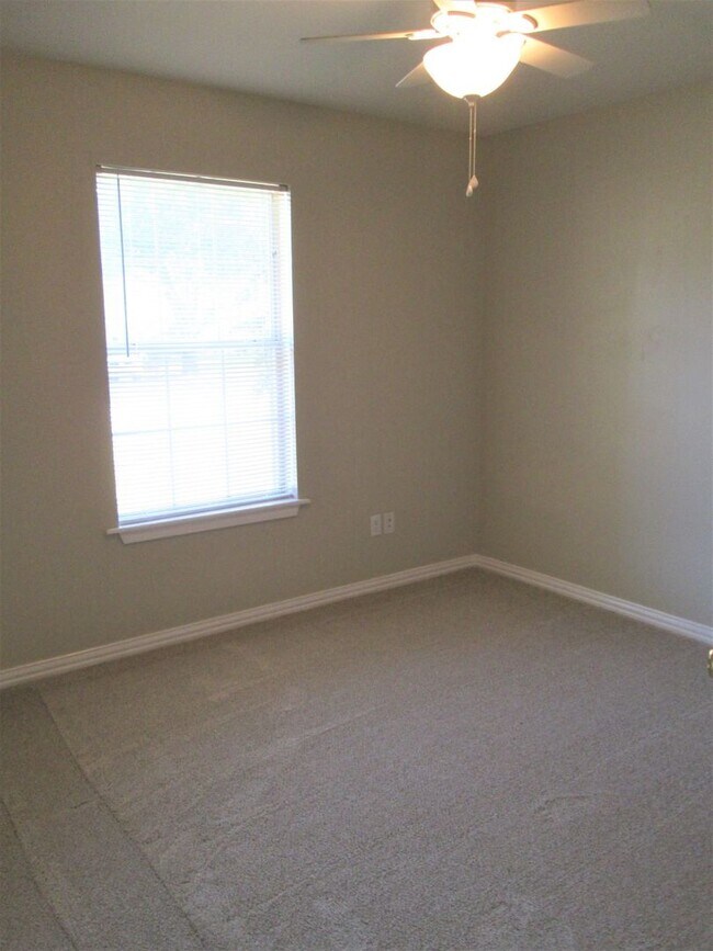 Building Photo - Spacious 3 bedroom 2 bath home in Tyler! Coming soon!