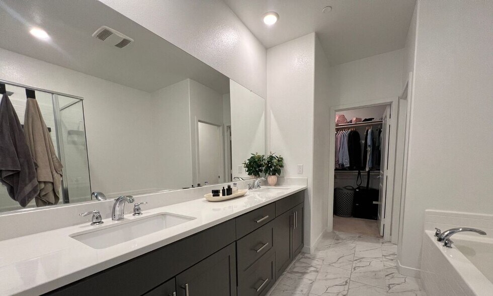 Building Photo - 16746 Mistletoe