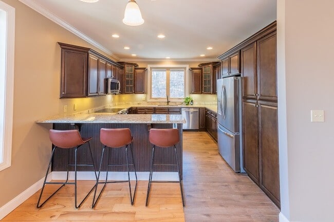 Building Photo - 211 Spicewood Dr