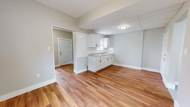 Building Photo - Madison/West Blvd neighborhood: 3 bedroom/1 bath single family home.