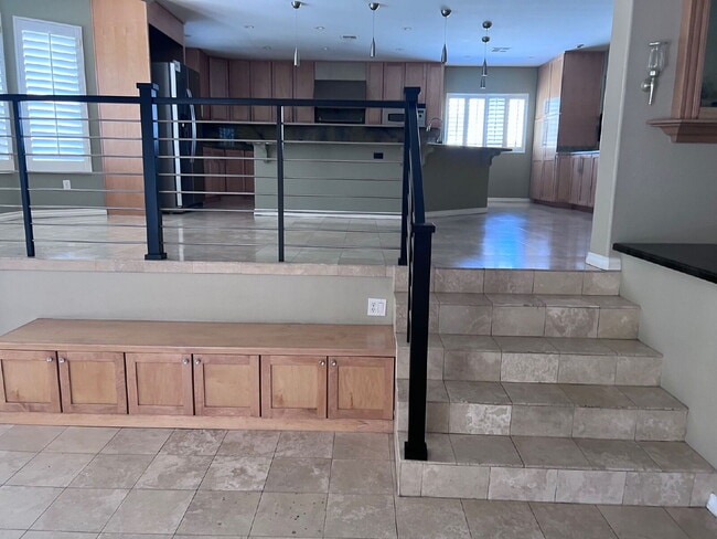 Building Photo - 5-bedroom split level home with GRASS/PRIVATE POOL