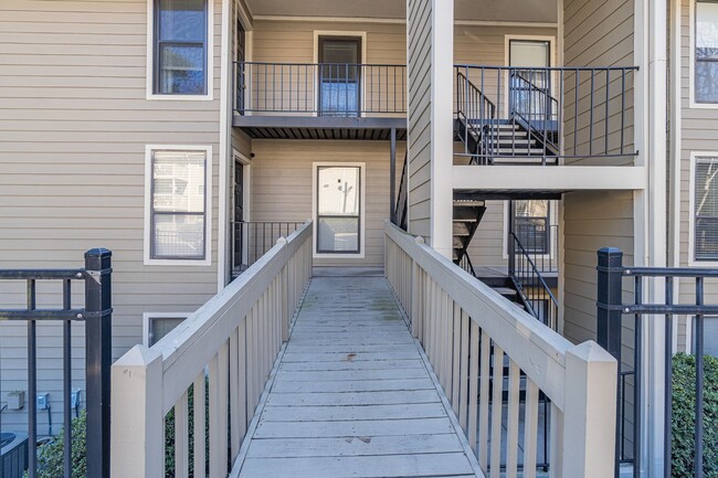 Building Photo - Renovated 2 bedroom Condo in gated Roswell...