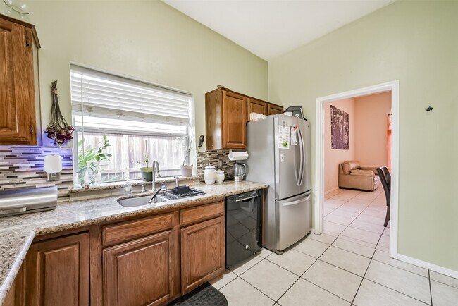 Building Photo - 15519 Montesa Dr