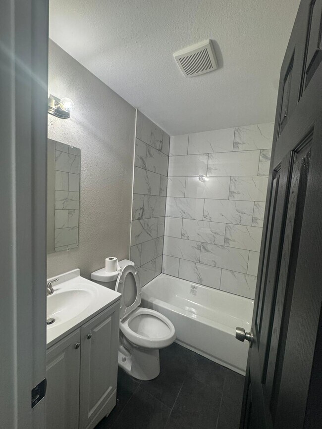 Building Photo - 1490 Hugenot St