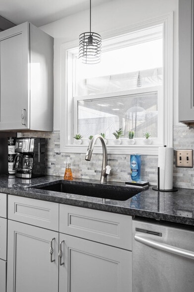 Building Photo - 325 Sanders St