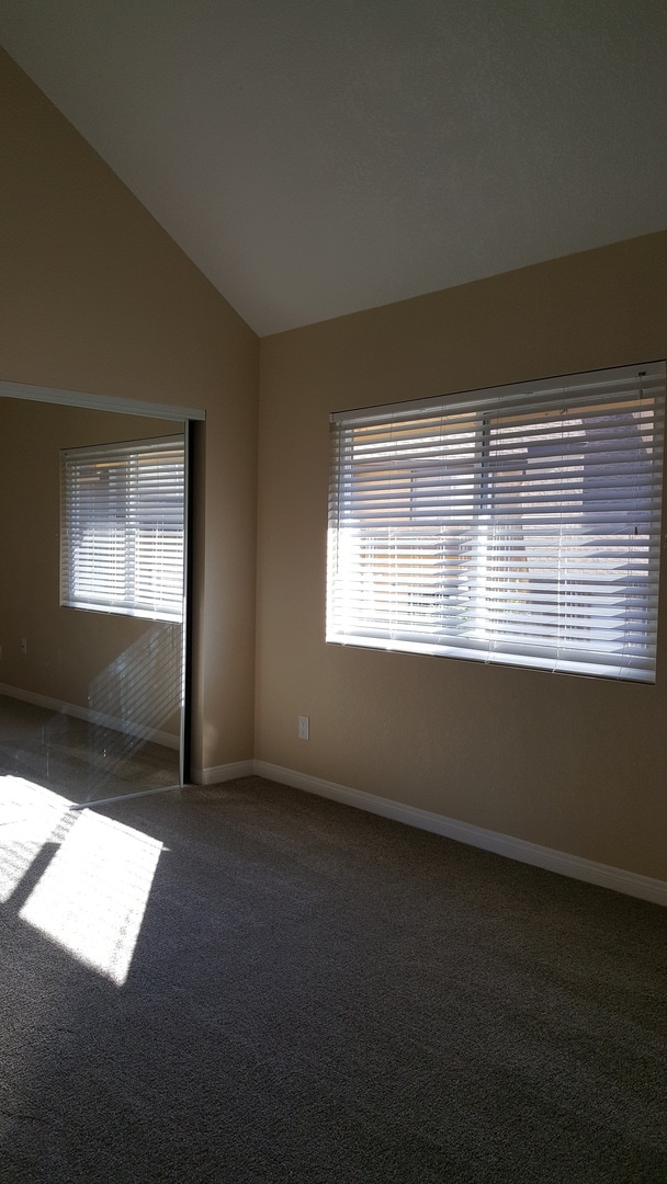 Building Photo - 2 Bed/1.5 Bath Townhouse