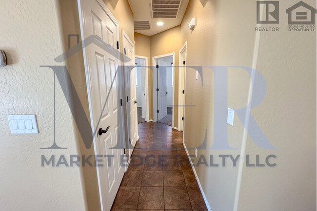 Building Photo - 3Bed/2Bath House in Buckeye! Ready for Immediate Move-In! -- FENCED-IN YARD!