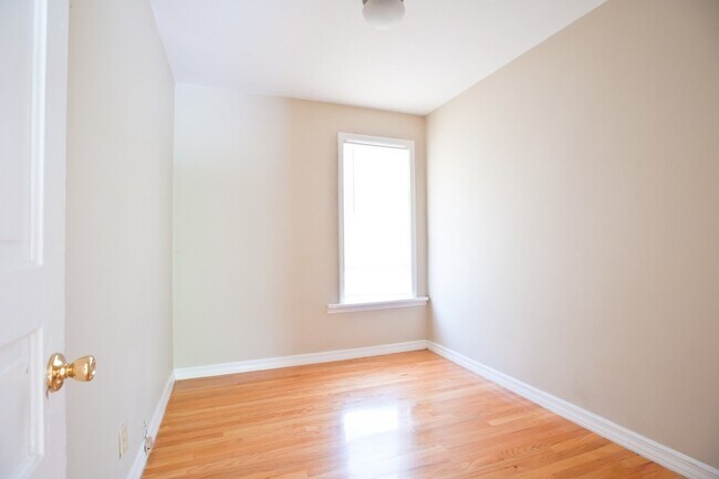 Building Photo - 8/1-$1745 – 3 BR with Laundry, Upper Flat Close to Lakefront and UWM - 2431 N Farwell