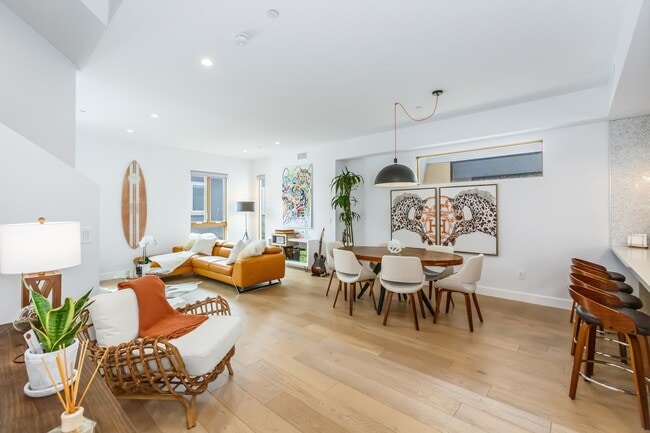 Building Photo - Stunning home in Studio City!