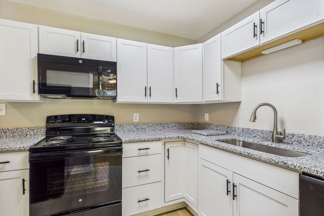 Building Photo - Updated home with New Kitchen, Hardwood Fl...