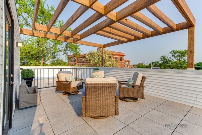 Building Photo - 1304 N Lawndale Ave