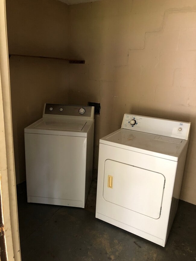 Building Photo - Great Family Home