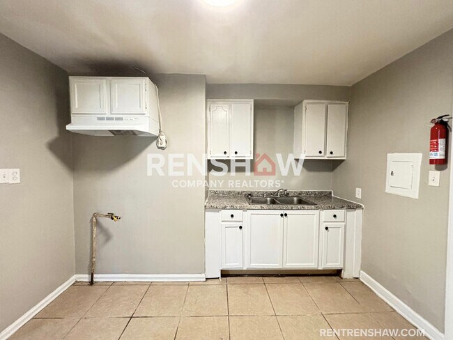 Building Photo - 1580 Hugenot St