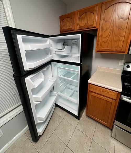 Building Photo - 561 Hampton Way