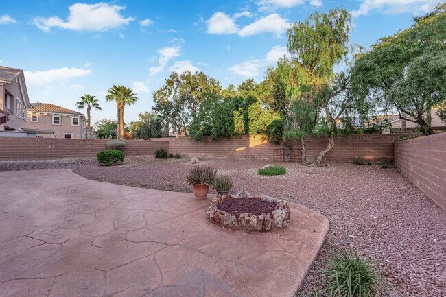 Building Photo - 914 Armandito Dr