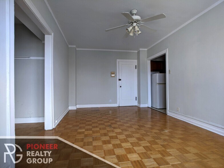 Building Photo - 711 W Belmont Ave