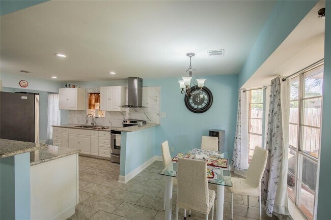 Building Photo - 5611 Long Creek Ln