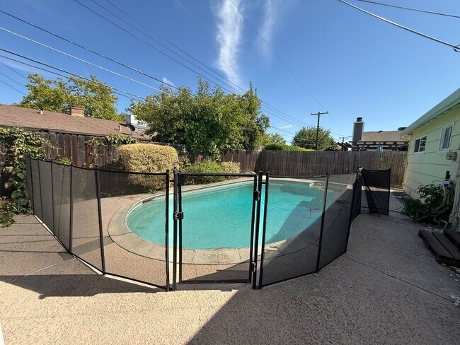Building Photo - Cozy 2 bedroom 1 bathroom with pool!