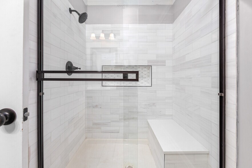 upstairs bathroom - 3722 Moss Creek Dr