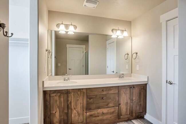 Building Photo - 3 Bed Townhome - Provo's Southeast Bench