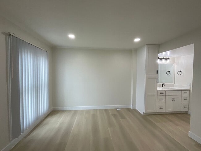 Building Photo - Villa Pacific: Remodeled 2 Bedroom 1.5 Bath Attached Townhouse,